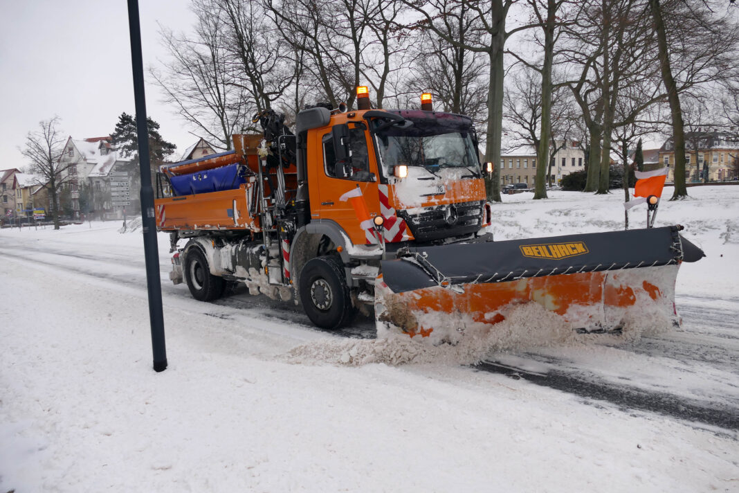 Auch in den Vorjahren kämpfte der Winterdienst gegen Schnee und Eis – wie hier in Grimma aus. Foto: Thomas Kube