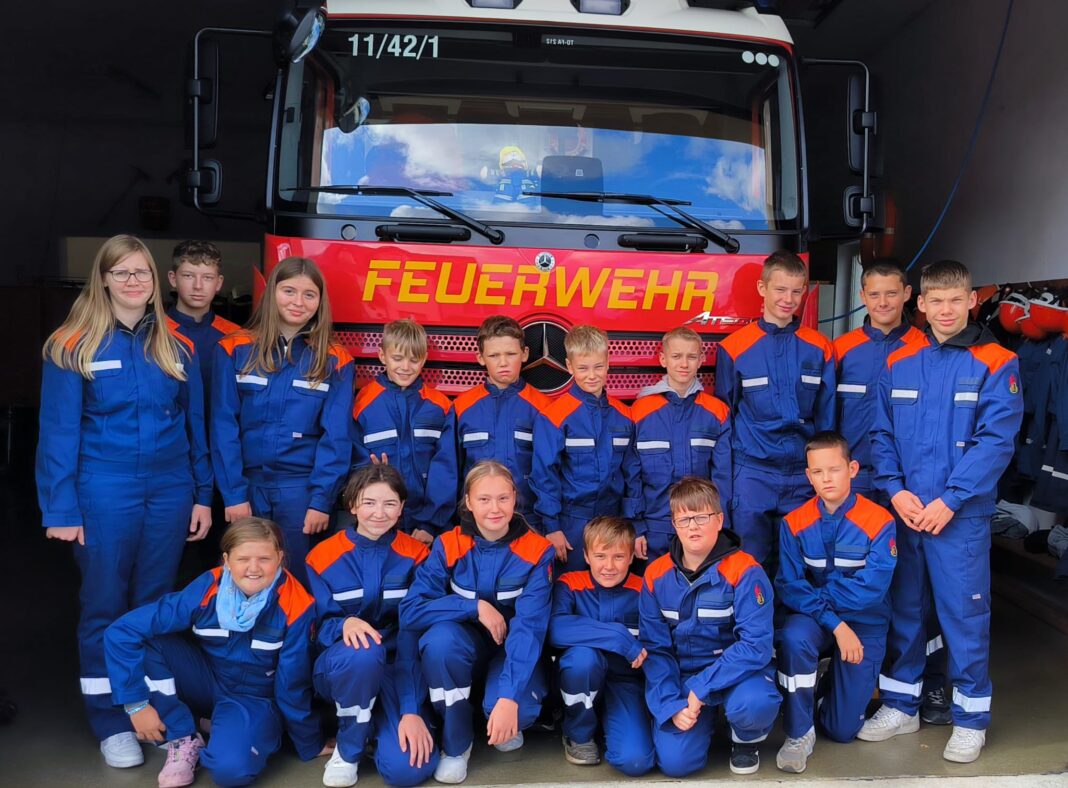 Die Freude über die neuen Uniformen ist bei den Mitgliedern der Jugendfeuerwehr Audenhain groß. Foto: privat