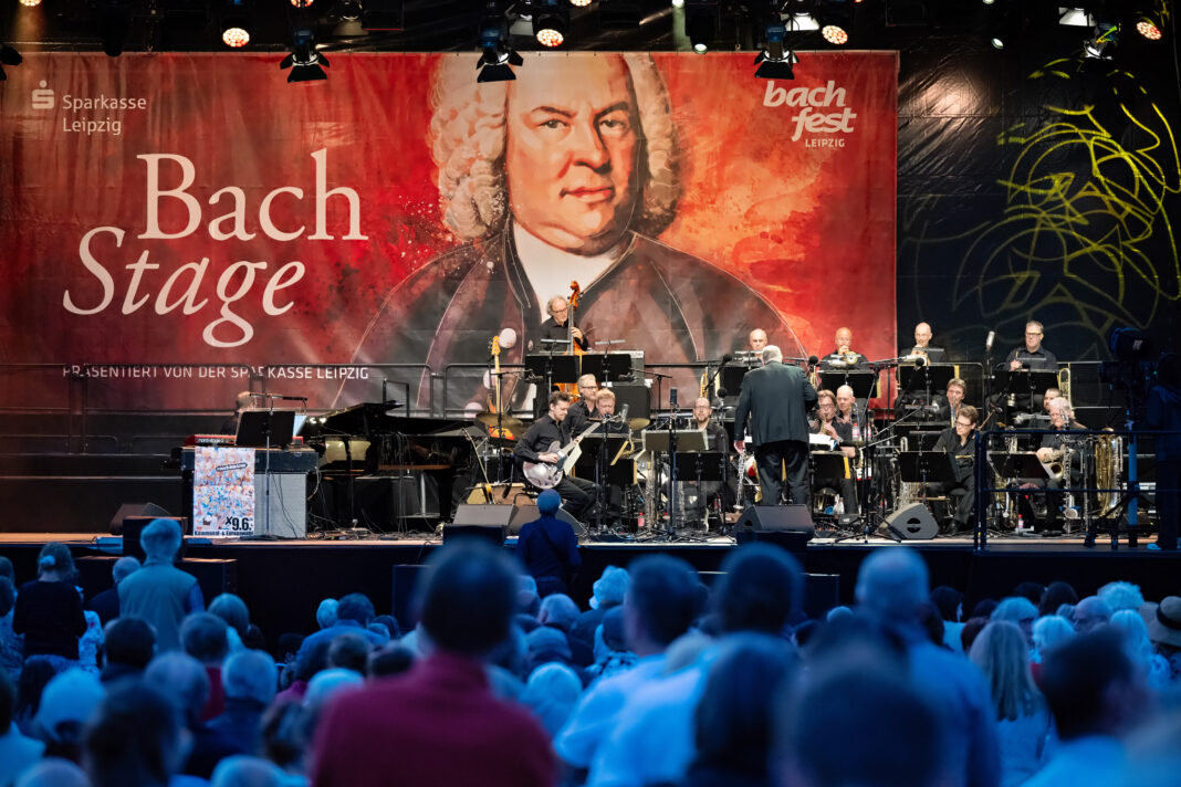 Auch im Jahr 2025 lockt die „BachStage“ am Eröffnungswochen- ende vom Bachfest auf den Leipziger Markt. Foto: Christian Modla