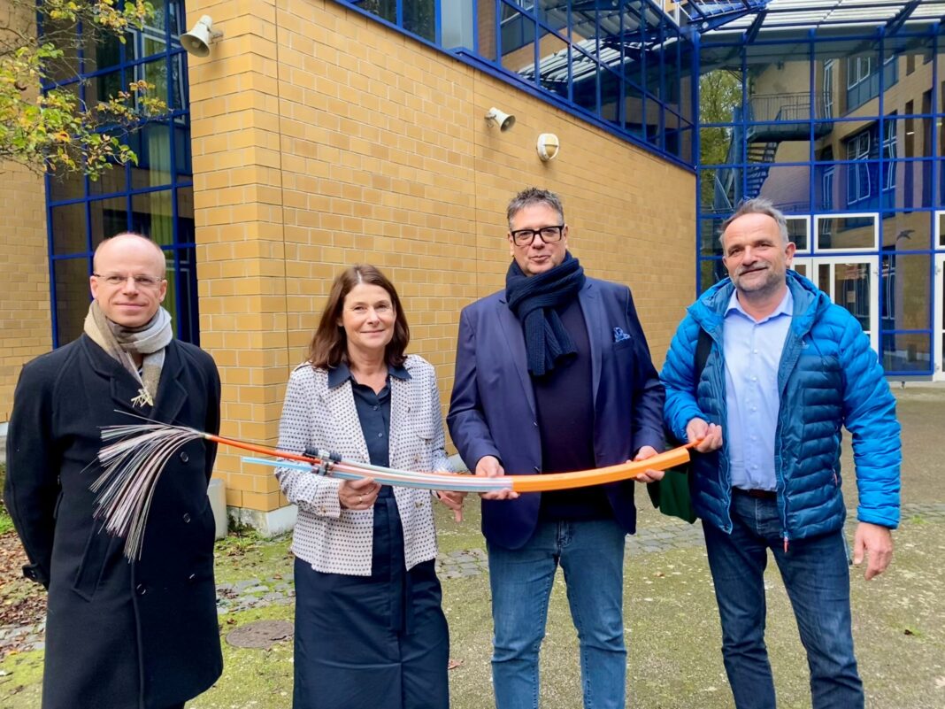 Leipzigs Schulen sind via Glasfaser fit für die digitale Zukunft: Darüber freuten sich Peter Hirschmann (Leiter Amt für Schule Leipzig), Heike Poschmann (Schulleiterin Gustav-Hertz-Gymnasium), Mario Zöller (Geschäftsführer PŸUR Business), Thomas Wisgalla (Projektleiter Glasfaseranbindung Schulen Leipzig, PŸUR Business, v.l.). Foto: Foto: Telecolumbus