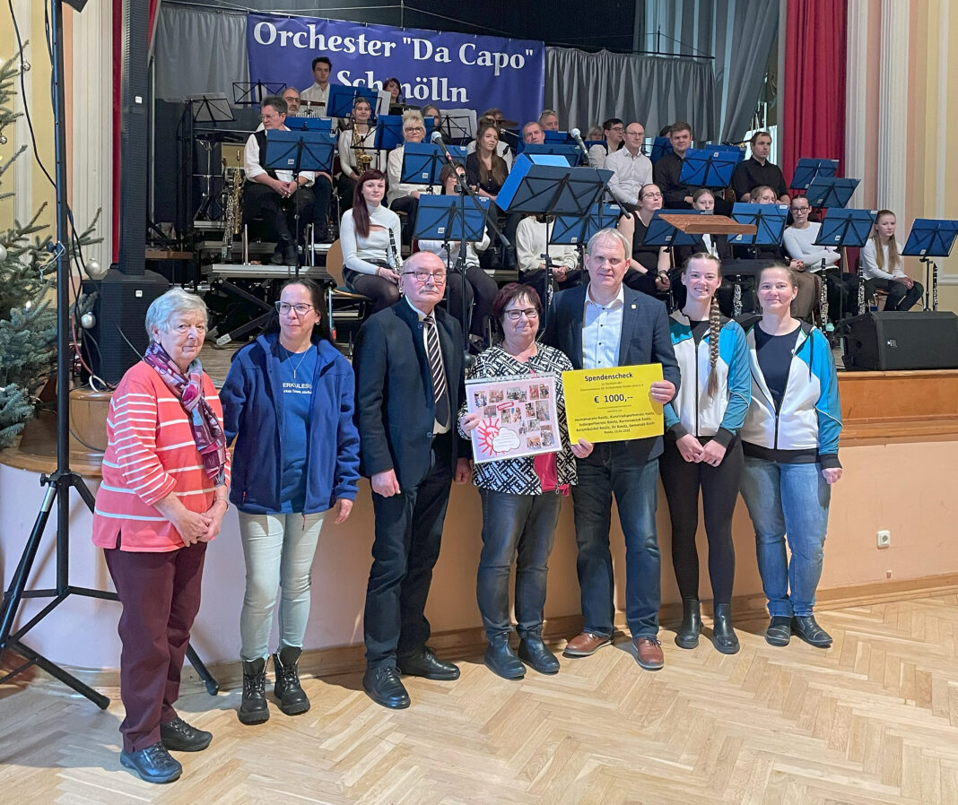 v.l.: Sabine Türpisch (Heimatverein), Susann Adelt (Judosportverein), Benno Moller (Karnevalclub), Katrin Mohrholz (Geschäftsführerin Elterninitiative), Steffen Stange (Bürgermeister), Marie und Romy Schindler (Kunstradsportverein) bei der Spendenübergabe. Foto: Steffen Stange