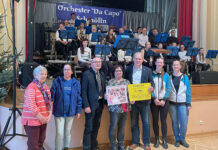 v.l.: Sabine Türpisch (Heimatverein), Susann Adelt (Judosportverein), Benno Moller (Karnevalclub), Katrin Mohrholz (Geschäftsführerin Elterninitiative), Steffen Stange (Bürgermeister), Marie und Romy Schindler (Kunstradsportverein) bei der Spendenübergabe. Foto: Steffen Stange