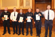 Gunter Vogel (2. v. r.) und Holger Heilmann (3. v. r.) wurden mit dem Verdienstkreuz geehrt, Fabian Sonntag, Ralf Rölicke und Gabriel Kinzel (v. l.) wurden zum Kreisausbilder berufen. Im Foto ganz rechts: Kreisbrandinspektor Florian Körner. Foto: PM