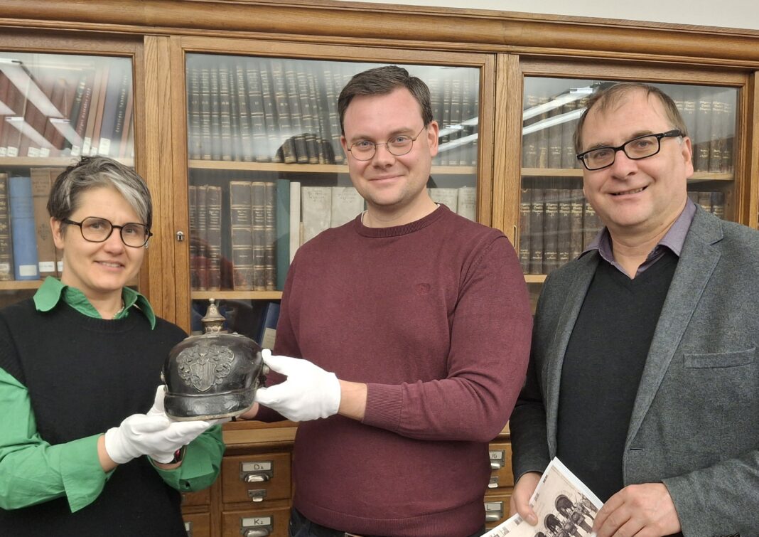 Diese Pickelhaube eines Leipziger Stadtpolizisten gehört dank der Hieronymus-Lotter-Gesellschaft nun dem Stadtgeschichtlichen Museum - hier übergibt Vereinschef Eric Buchmann (M.) das gute Stück an Dr. Johanna Sänger und Dr. Anselm Hartinger. Foto: Katja Etzold