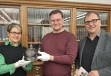 Diese Pickelhaube eines Leipziger Stadtpolizisten gehört dank der Hieronymus-Lotter-Gesellschaft nun dem Stadtgeschichtlichen Museum - hier übergibt Vereinschef Eric Buchmann (M.) das gute Stück an Dr. Johanna Sänger und Dr. Anselm Hartinger. Foto: Katja Etzold