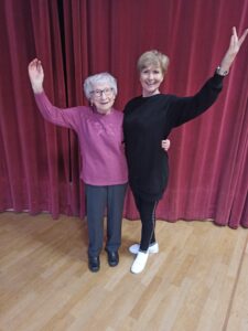 Auf weitere Tanzkurse: Hannelore Gröbel (l.) und Nina Werner-Pivovarova. Foto: Ulrich Langer