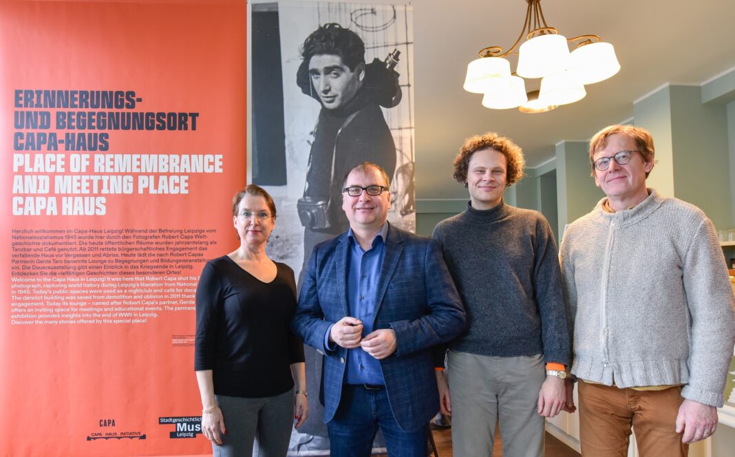 Das Capa-Haus in Leipzig ist gerade in diesem Jahr ein wichtiger Ort der Erinnerung: Darauf weist Museumschef Dr. Anselm Hartinger (2.v.l.) in der runderneuerte Ausstellung hin. Foto: Markus Scholz