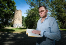 Der Leipziger Schriftsteller Clemens Meyer Im Güntz-Park in Leipzig Stötteritz. Im Hintergrund der Günz Turm, ein Überrest der Irren-, Heil- und Pflegeanstalt, die der Psychiater Günz im 19. Jahrhundert an diesem Ort betrieb. Im ersten Kapitel seines neuesten Buches spielt der Irrenarzt Güntz eine wichtige Rolle. Foto: Wolfgang Sens