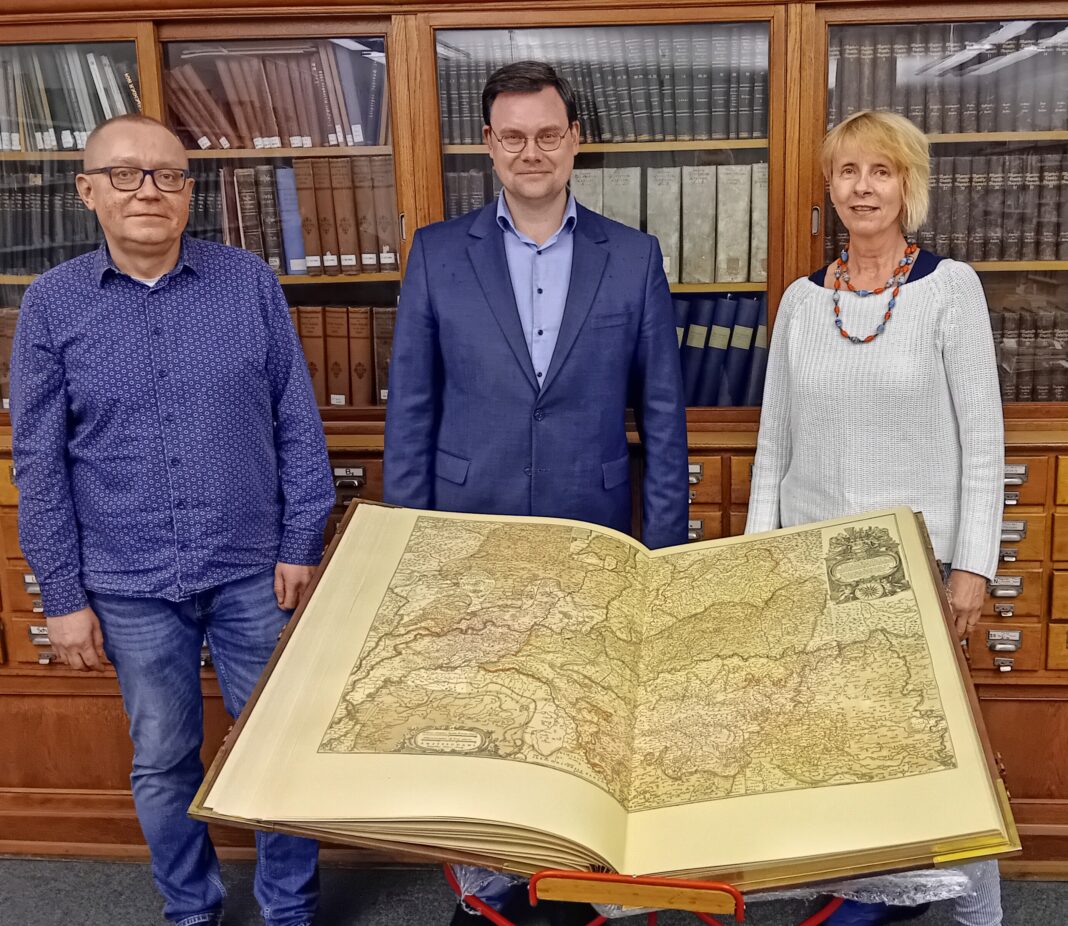 Der große Moment: Marko Kuhn nimmt die Atlas-Faksimilie von Eric Buchmann und Antje Wolf (v.l.) entgegen. Foto: Lotter-Gesellschaft