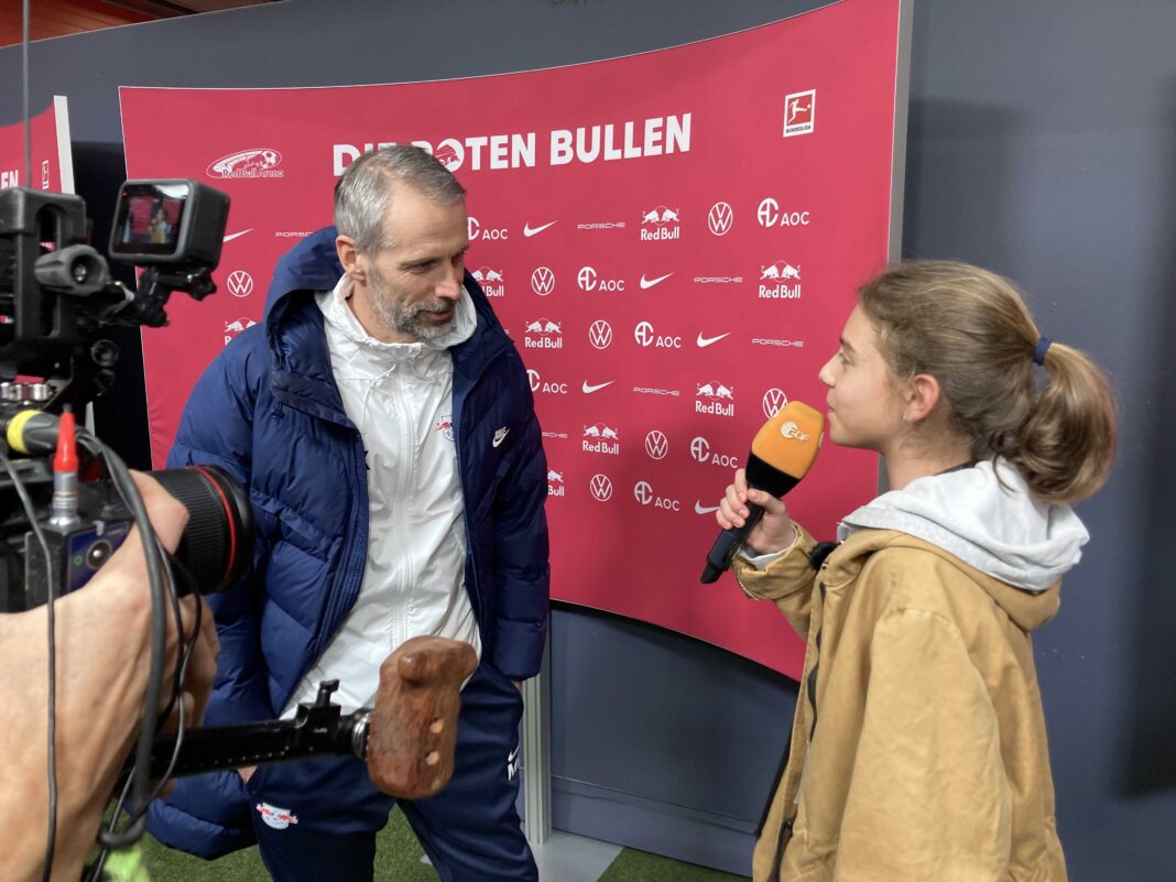 Kinderreporterin Matilda konnte bei einem RB-Spiel unter anderem Trainer Marco Rose interviewen. Foto: privat