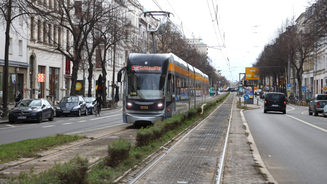 Die Straßenbahnen und natürlich auch die Busse der LVB haben im Jahr 2024 einen neuen Rekord ein- gefahren. Foto: André Kempner