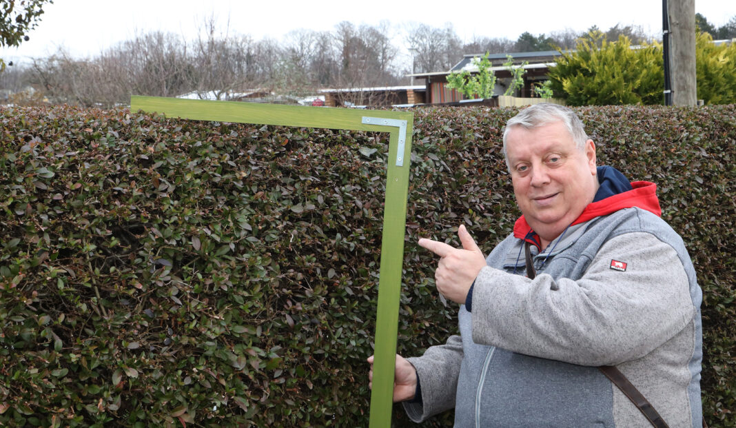 Beliebt und gefürchtet zugleich: Leipzigs „Gartensheriff“ Michael Baumann mit seiner Messlatte. Foto: André Kempner