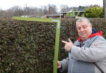 Beliebt und gefürchtet zugleich: Leipzigs „Gartensheriff“ Michael Baumann mit seiner Messlatte. Foto: André Kempner