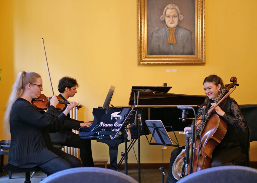 Derzeit ist auf Burg Posterstein die Ausstellung „Taktvoll – Musik vom Sa- lon zur Musikschule“ zu sehen. Foto: Niels Alsted