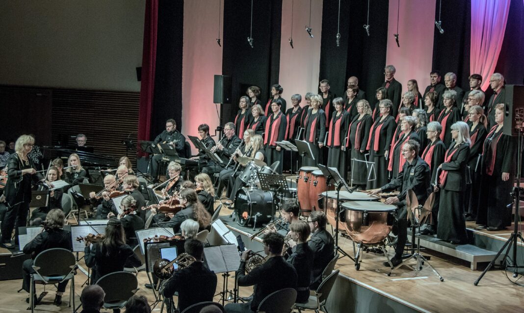 Zum mittlerweile 29. Neujahrskonzert hatten der Volkschor und der Musikverein Eilenburg ins Bürgerhaus der Muldestadt eingeladen. Foto: J. Unger