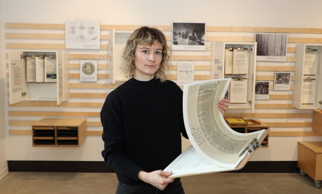 Eine neue Ausstellung informiert über „Ausgrenzung,Arbeitszwang & Abweichung“ in der Riebeck- straße 63: Annkathrin Richter hat an der Aufbereitung der Geschichte mitgearbeitet. Foto: André Kempner