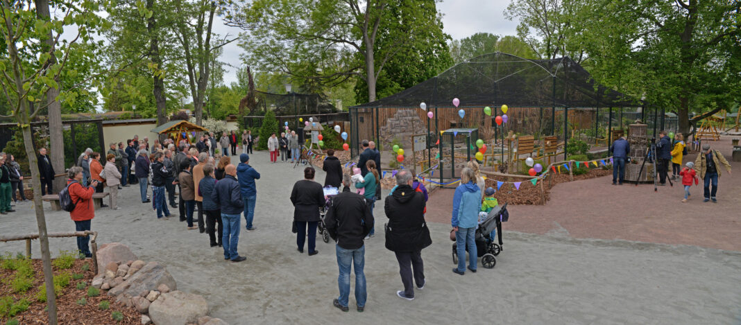 Zahlreiche Gäste feiern die Eröffnung der Voliere am 15. Mai 2019. Foto: Christian Maurer