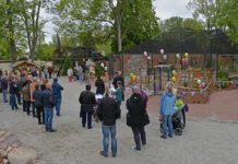 Zahlreiche Gäste feiern die Eröffnung der Voliere am 15. Mai 2019. Foto: Christian Maurer