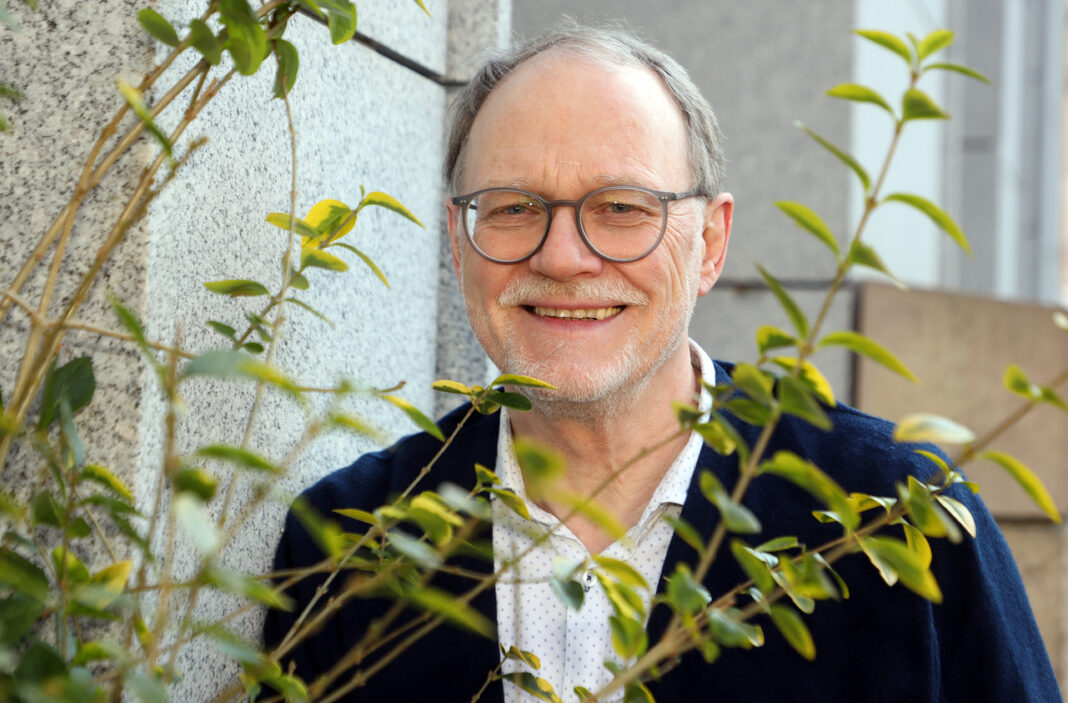 Seine wichtigste Aufgabe: Zuhören! Dafür geht Hans-Jörg Scherer regelmäßig an „seine“ Grundschule in Leipzig. Foto: André Kempner