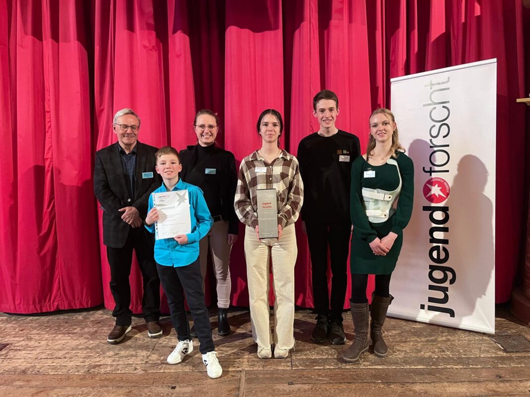 Das Altenburger Lerchenberg-Gymnasium konnte sich zum ersten Mal über den Jugend-forscht-Wanderpokal freuen. Foto: pm