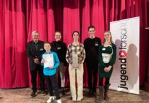 Das Altenburger Lerchenberg-Gymnasium konnte sich zum ersten Mal über den Jugend-forscht-Wanderpokal freuen. Foto: pm