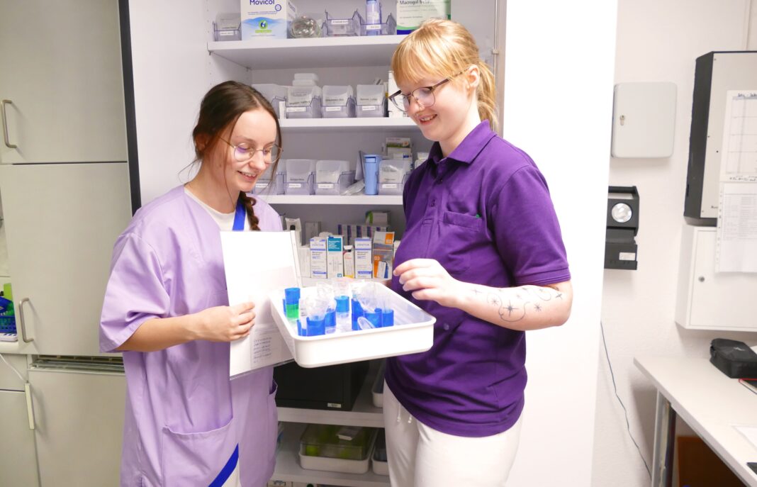 Bei der Diakonie durften die Azubis einen Tag lang eine Station in einem Altenpflegeheim leiten. Josephine Tennhardt (li.) und Shanice Rollbis (re.) setzen Medikamente. Foto: Diakonie Leipziger Land