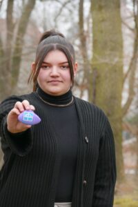 Laura Sophie Jakobaschk mit einem beim Azubitag gestalteten Stein. Foto: Diakonie Leipziger Land