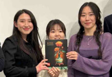 Ein Moment für die Geschichtsbücher: Hyeyun Lee, Yunju Shin und Hyelim Jeon (v.l.) holen den Premieren-Preis „Beziehungsweise HGB“. Foto: Maren Schleimer