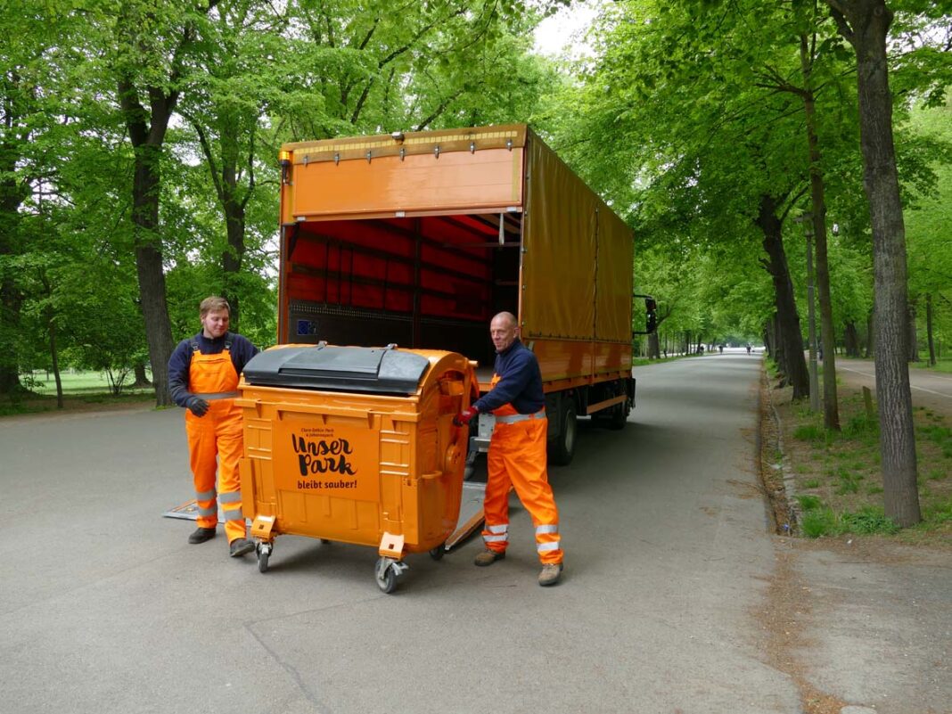 Wie hier im Clara-Zetkin-Park sind die sogenannten Parkcontainer wieder aufgestellt worden. Foto: Stadtreinigung Leipzig